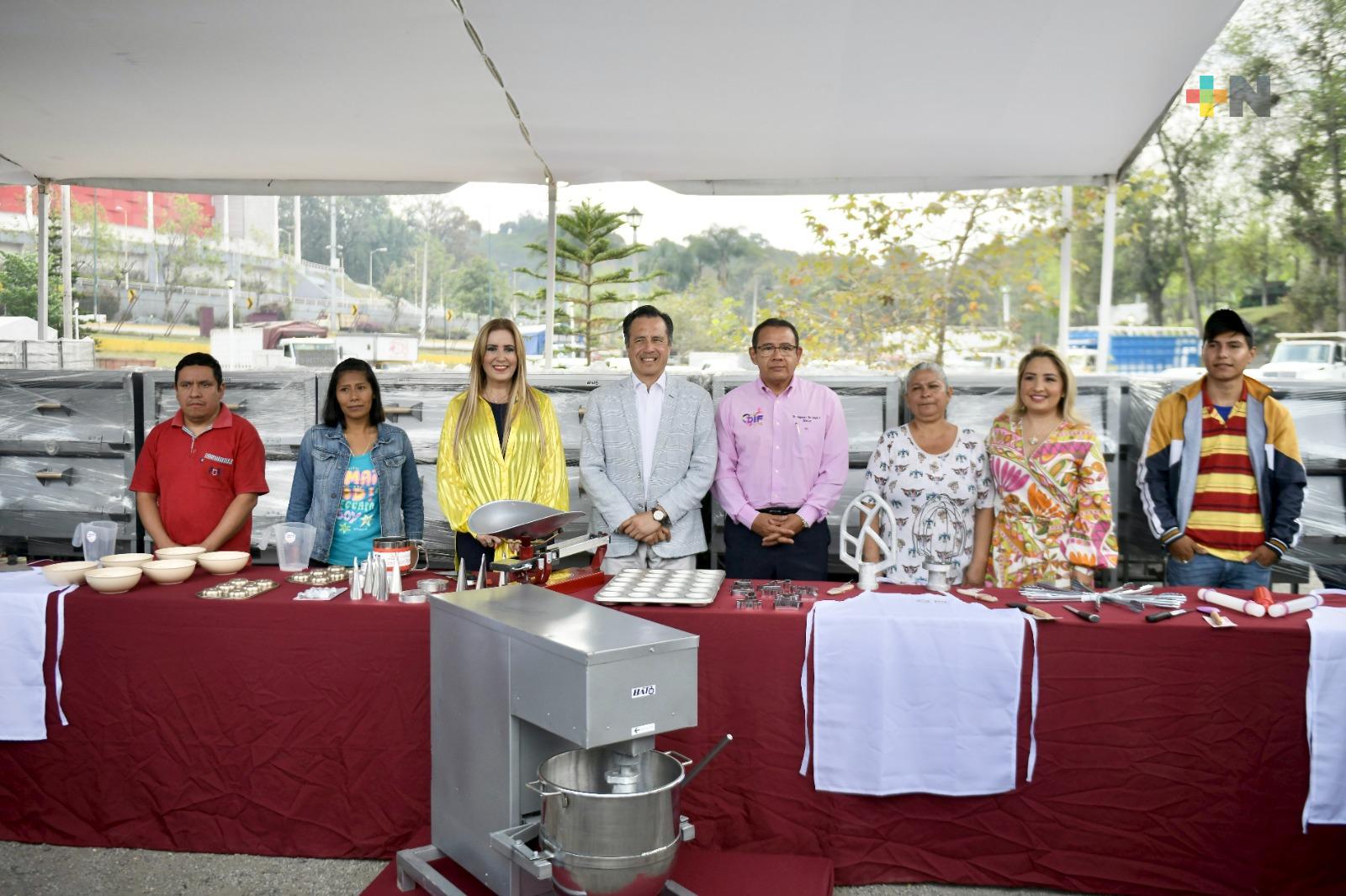 Gobernador y DIF entregan proyectos productivos a mujeres del Papaloapan