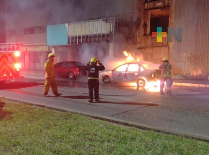 Automóvil se incendió en malecón costero de Coatzacoalcos