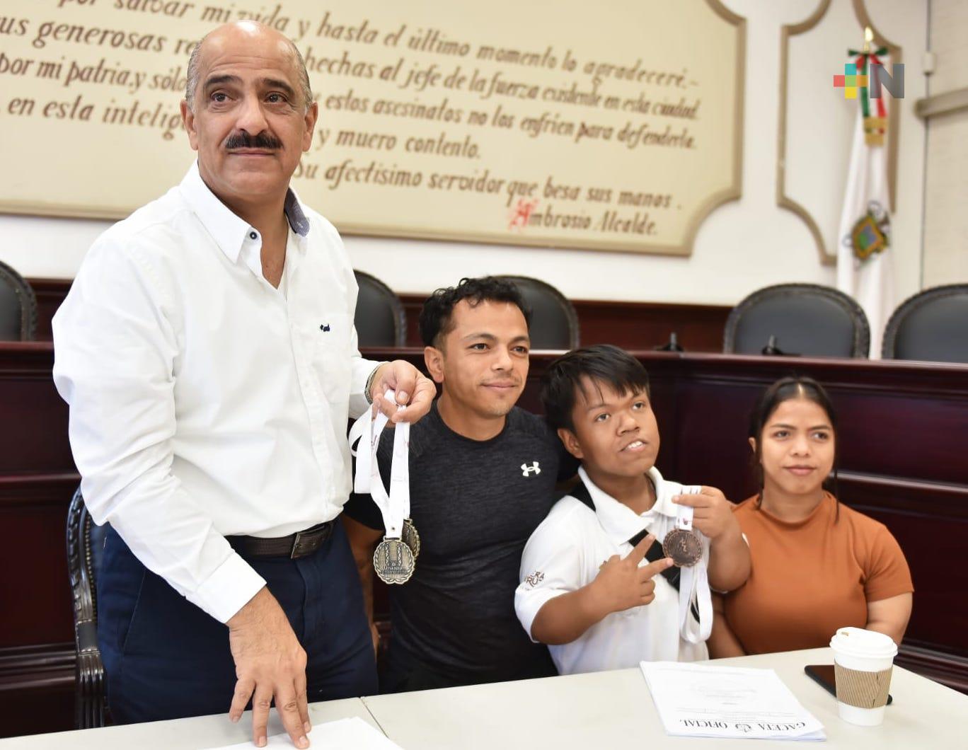 Ricardo Ahued recibe a David Montiel, campeón nacional en press de banca