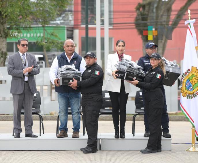 Fiscal general y secretario de Gobierno entregan uniformes a elementos de la UECS