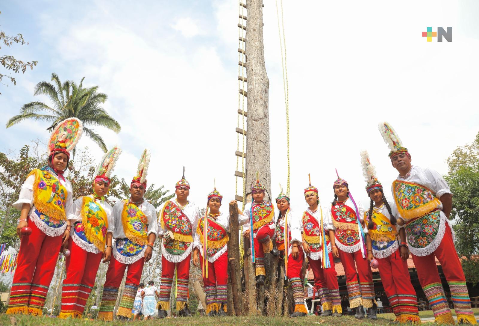 Niños y niñas levantan el vuelo, el relevo generacional de los hombres pájaro