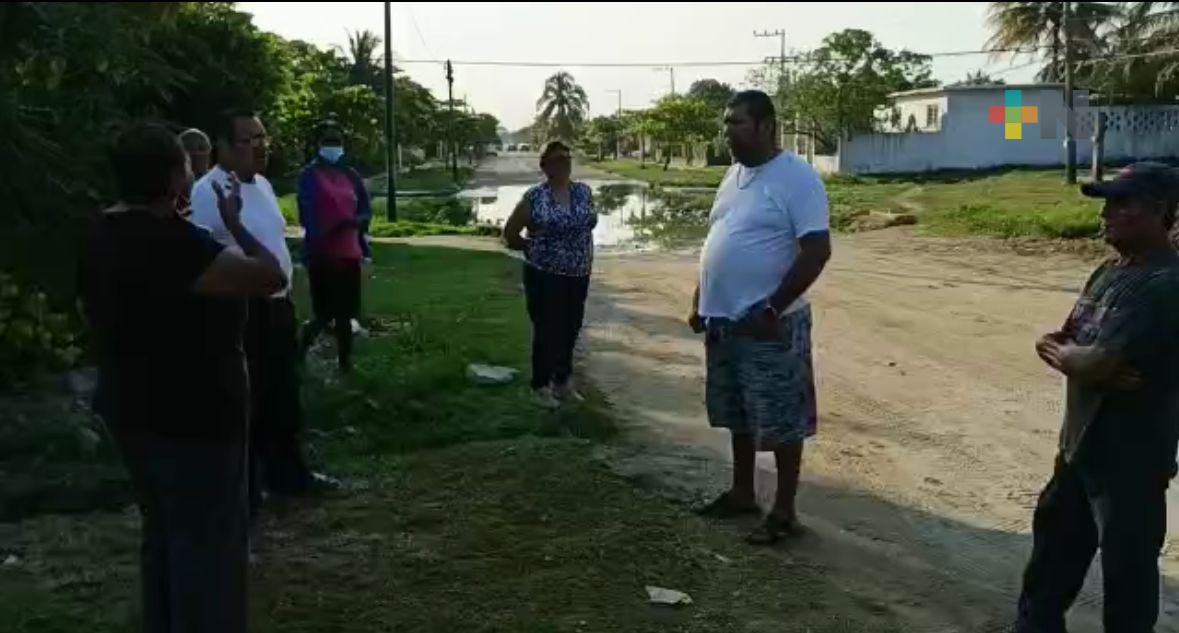 Piden habitantes de Fertimex, reparación de camino sobre canal pluvial