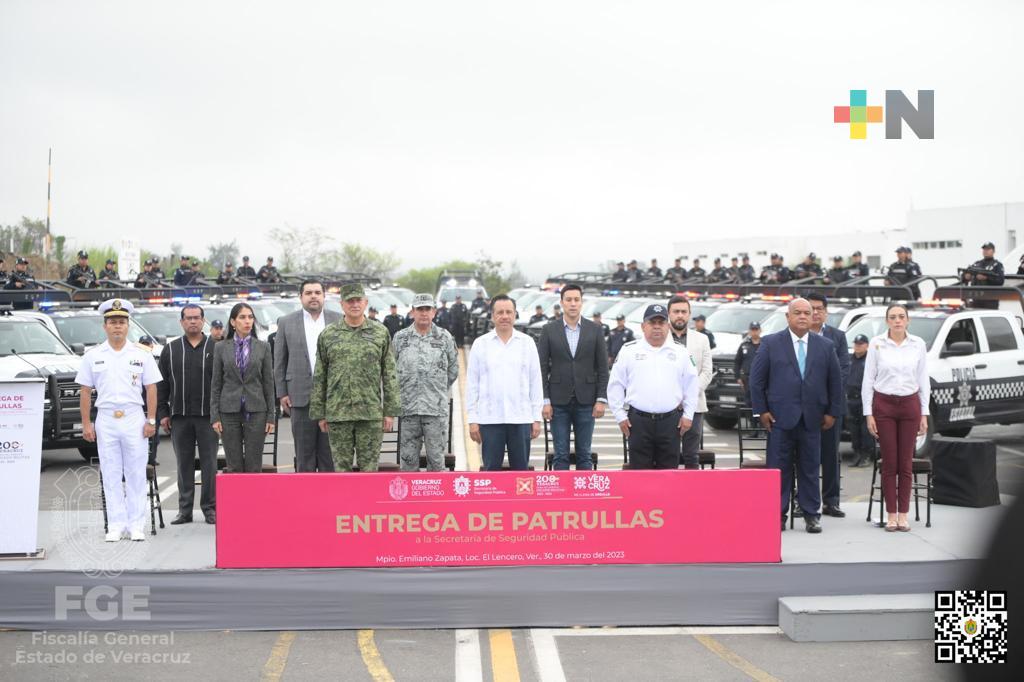 Asiste Fiscal general a entrega de patrullas a la SSP