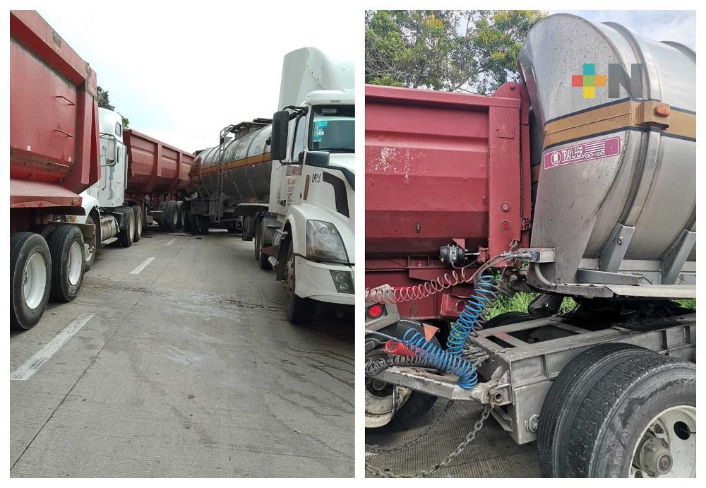 Pipa quedó prensada entre tráileres en autopista Nuevo Teapa-Cosoleacaque