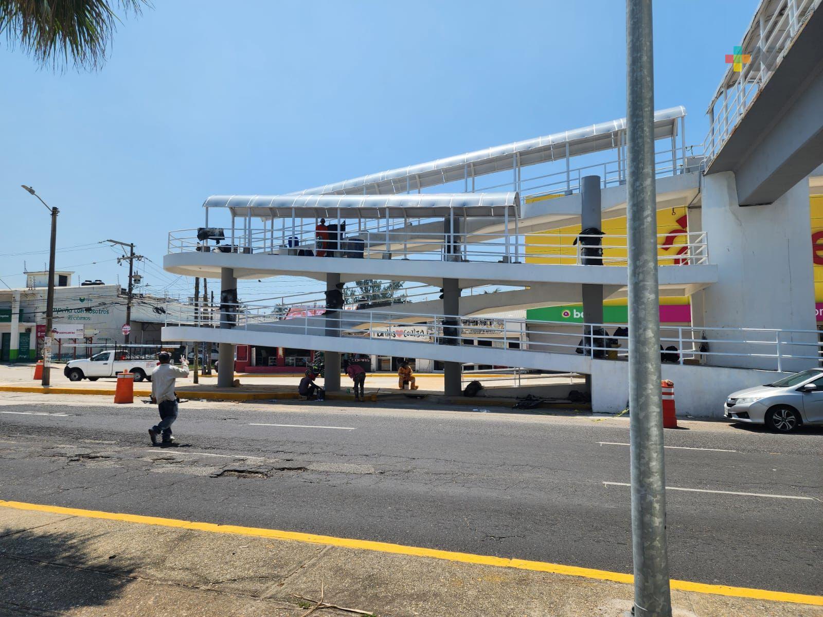 Colocan malla metálica en avenida Universidad y evadan el puente peatonal