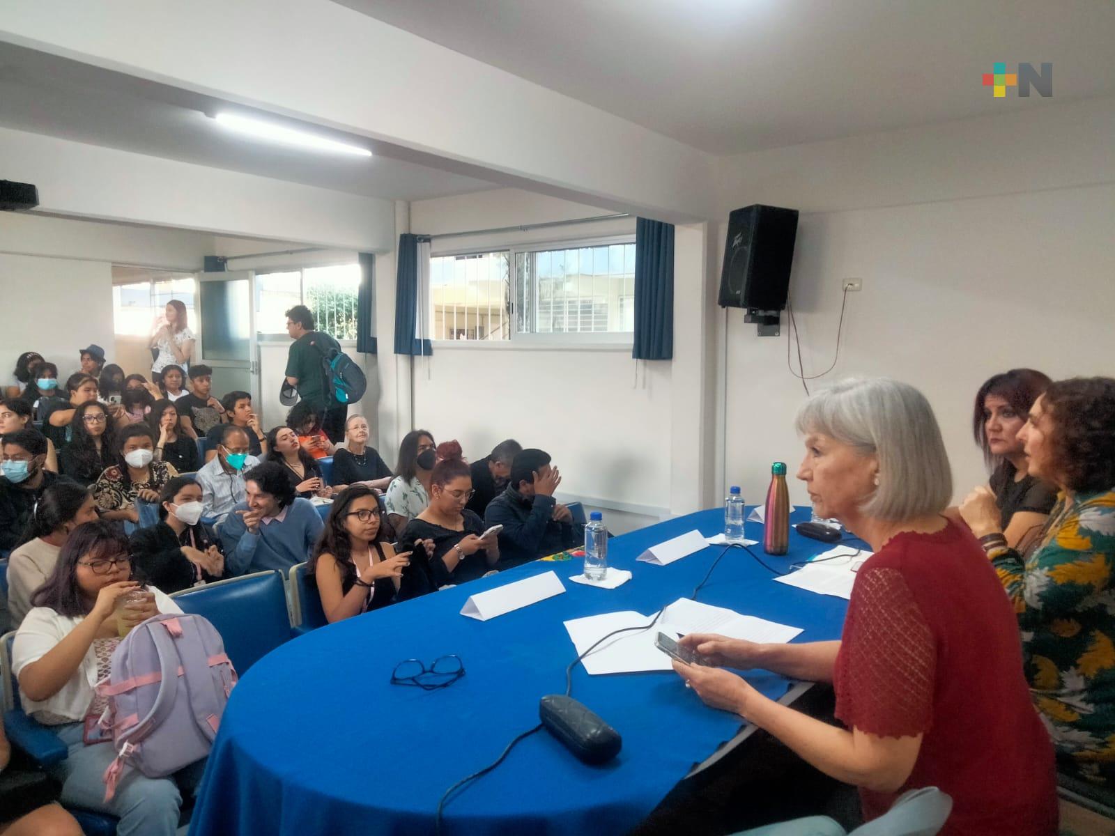 Traductora Selma Ancira da charla a estudiantes de Letras e Idiomas de la UV
