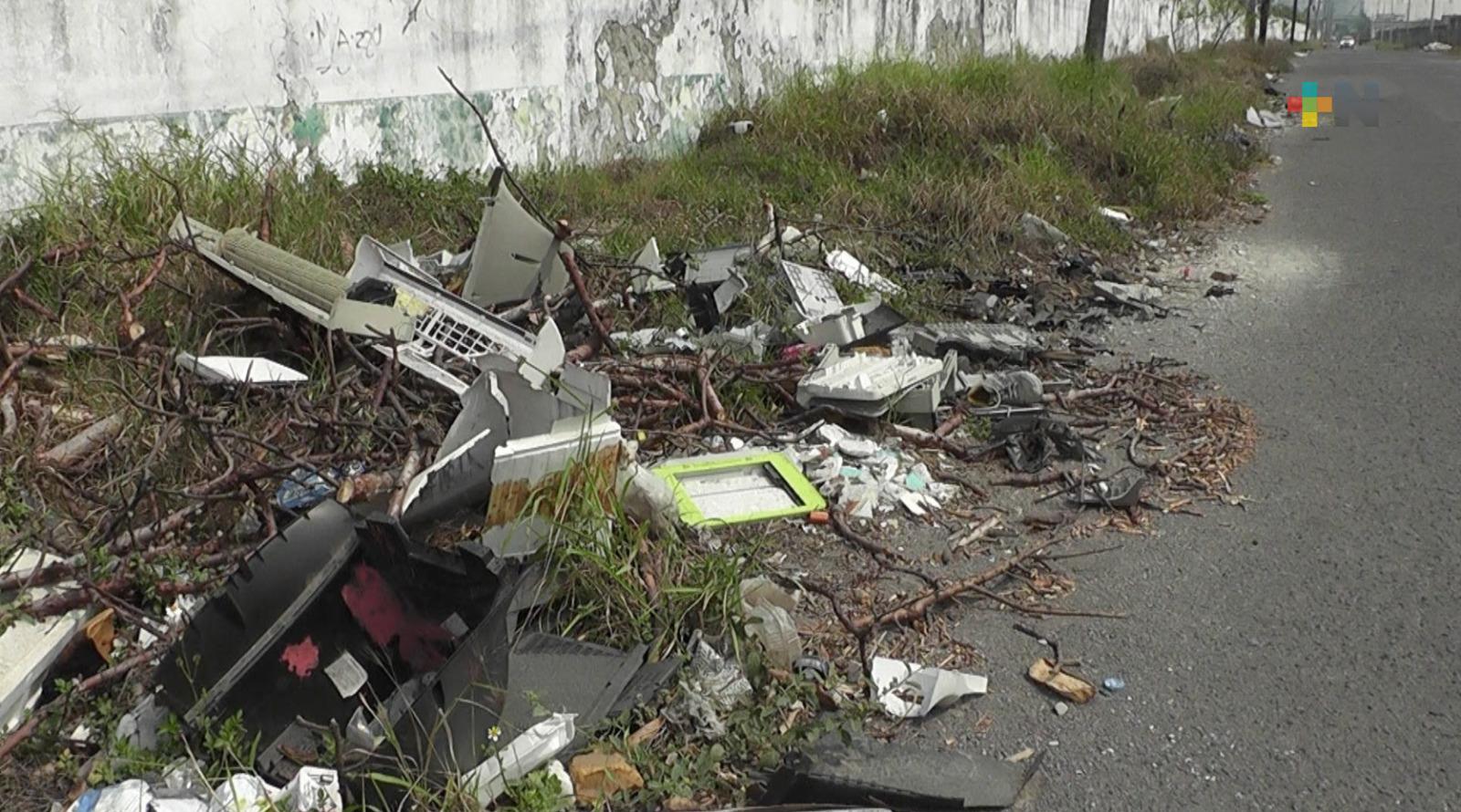 Impide libre tránsito basura en calle Agustín Yáñez