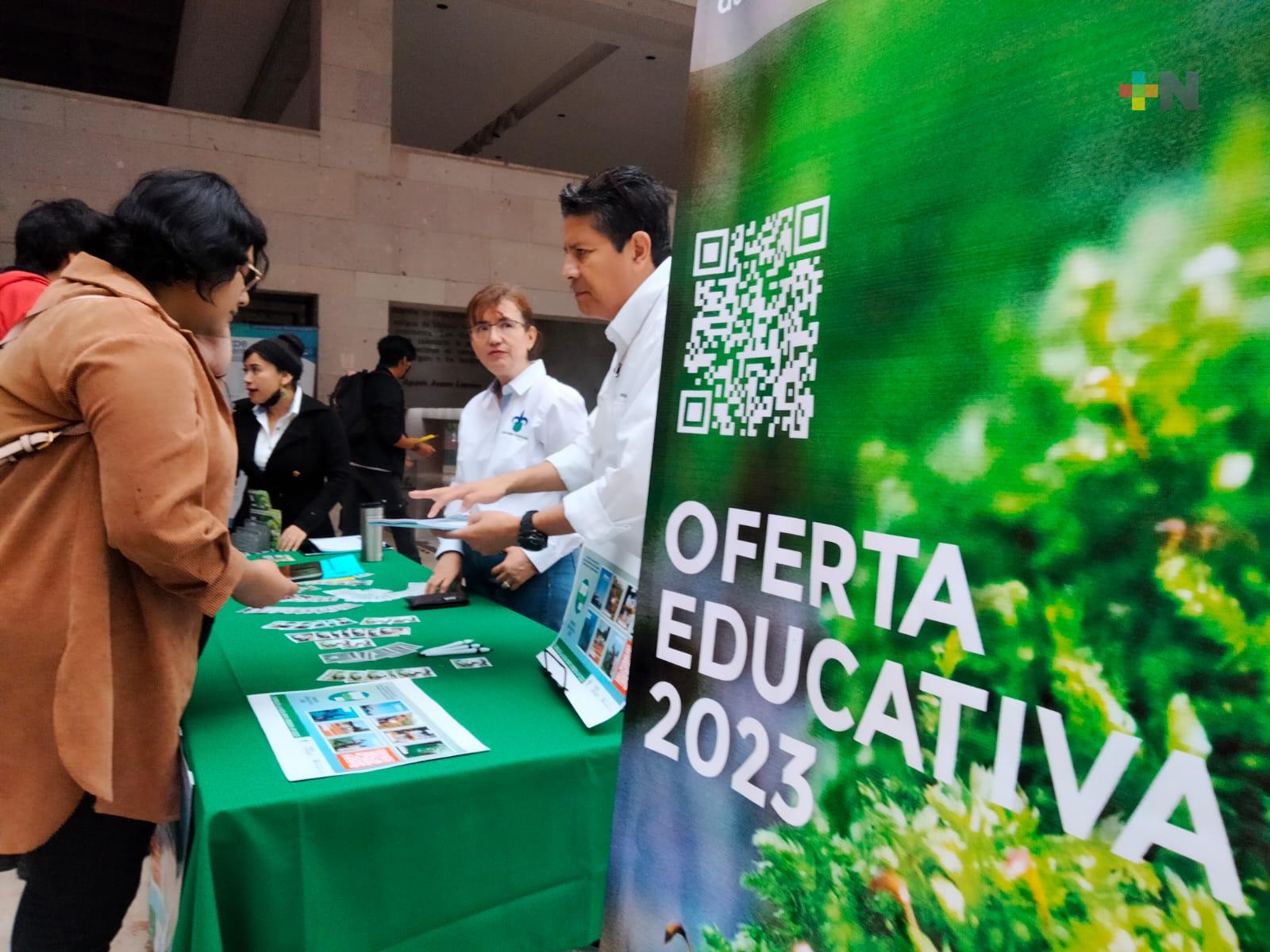 Estudiantes de bachillerato participan en  Expo Orienta de UV