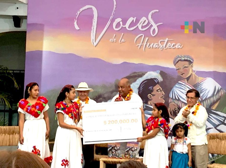 Realiza Eric Cisneros donación para preservar lenguas originarias