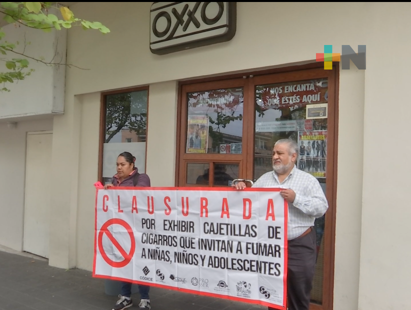 De manera simbólica clausuran OXXO por exhibición de cajetillas de cigarrillos