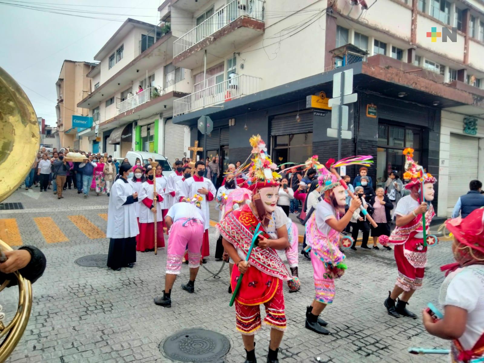 Danzantes acompañan procesión de San José por calles de Xalapa