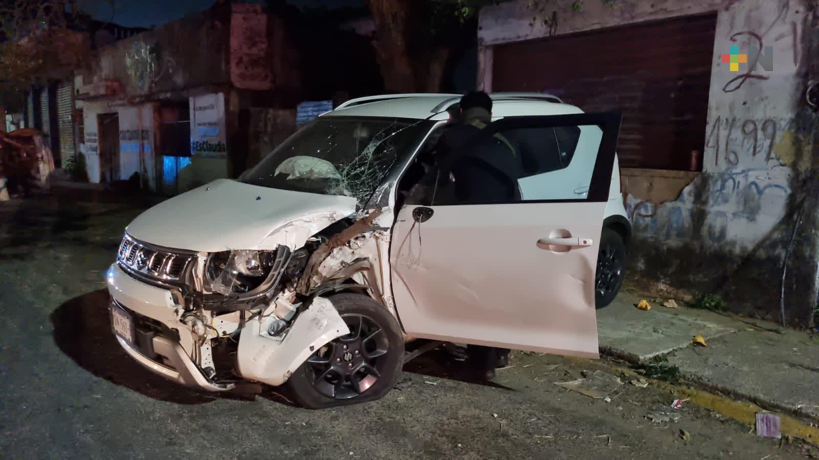 En Coatzacoalcos, accidente deja dos personas lesionadas y cuantiosos daños materiales