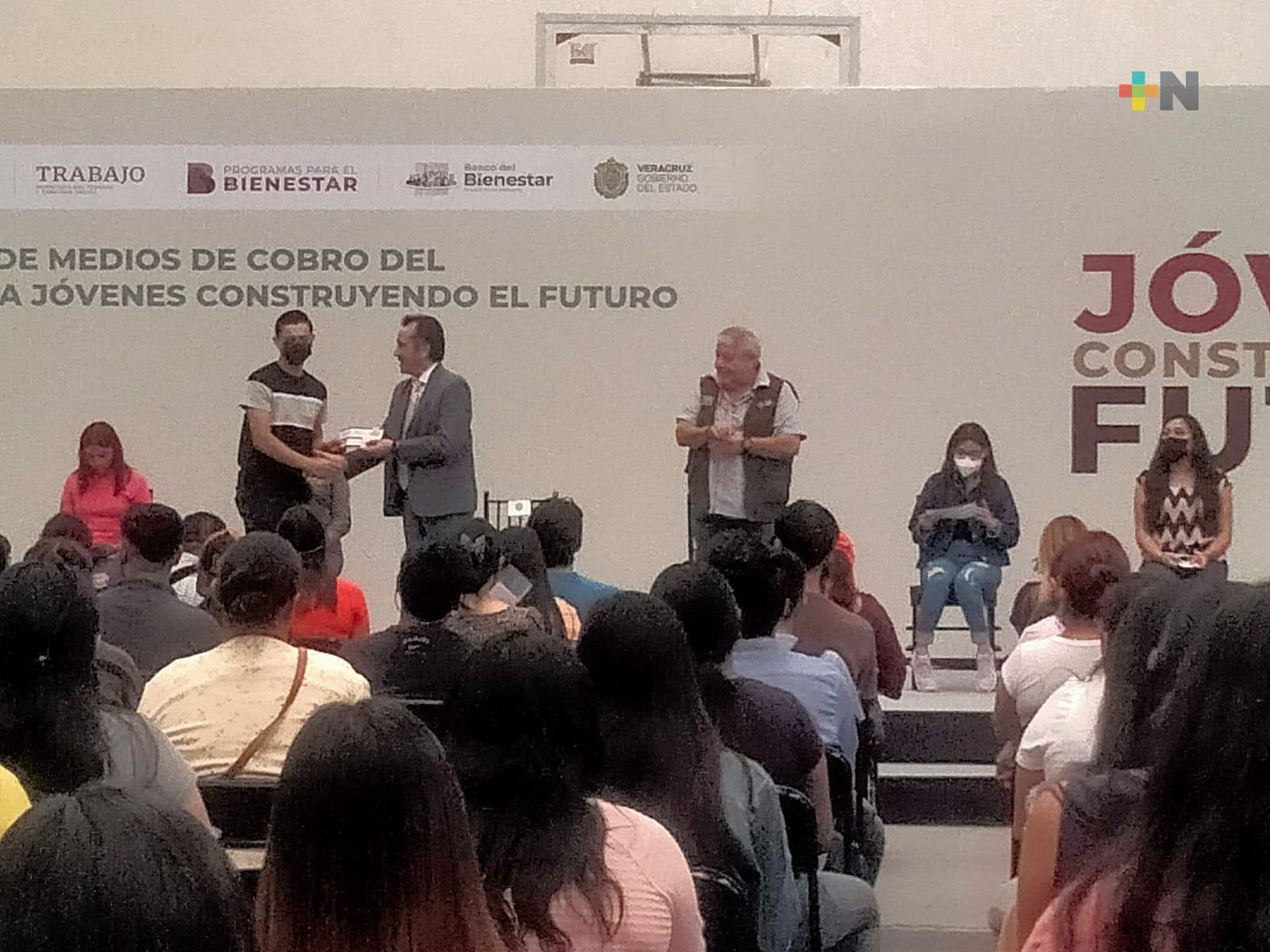 Entrega Gobernador tarjetas del programa «Jóvenes construyendo el futuro»