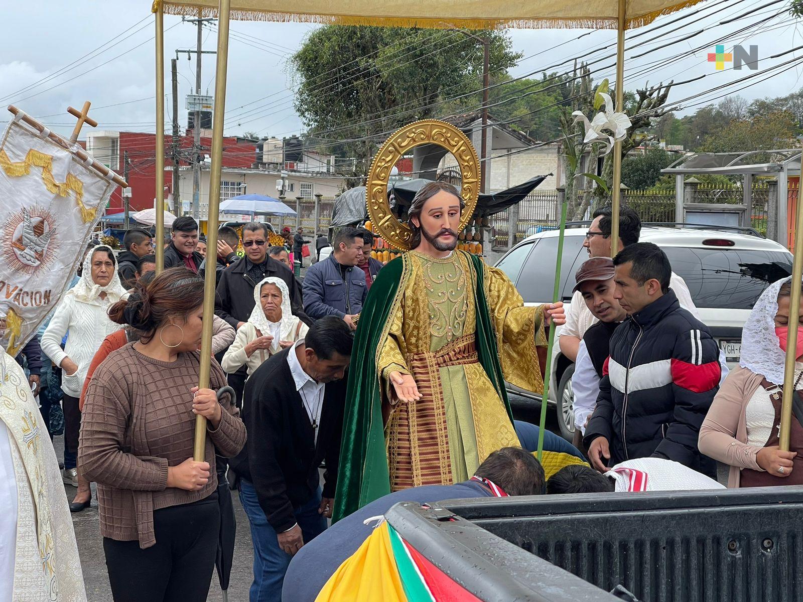 Fieles católicos acompañan en procesión a San José en Banderilla