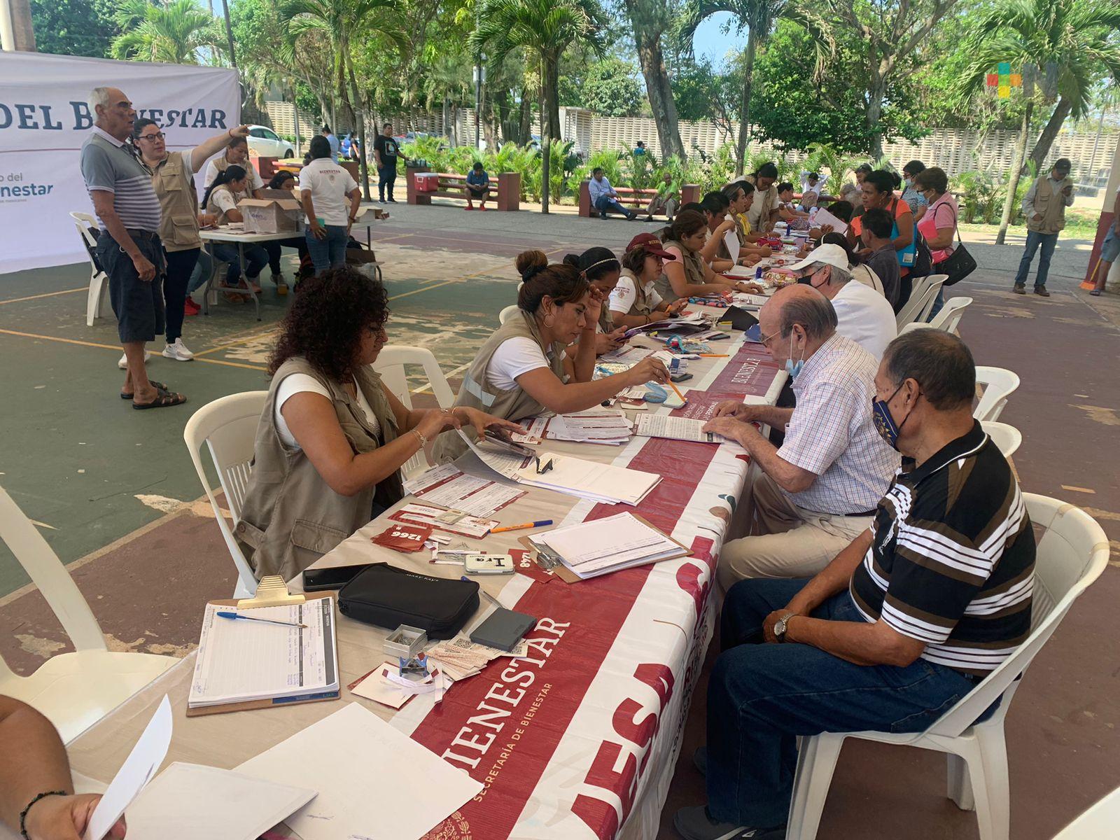 Arrancó cambio de plásticos al Banco del Bienestar para adultos mayores del sur