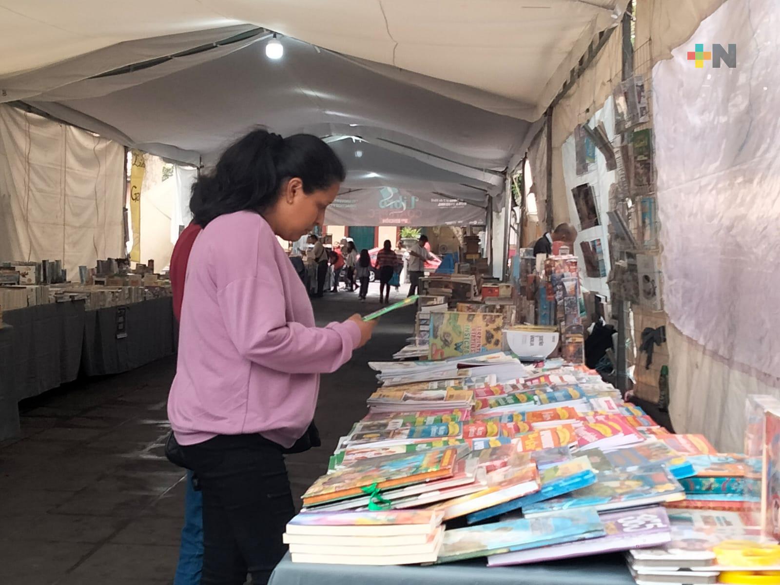 Habitantes de Coatepec celebran que cada año llegue la Feria del Libro