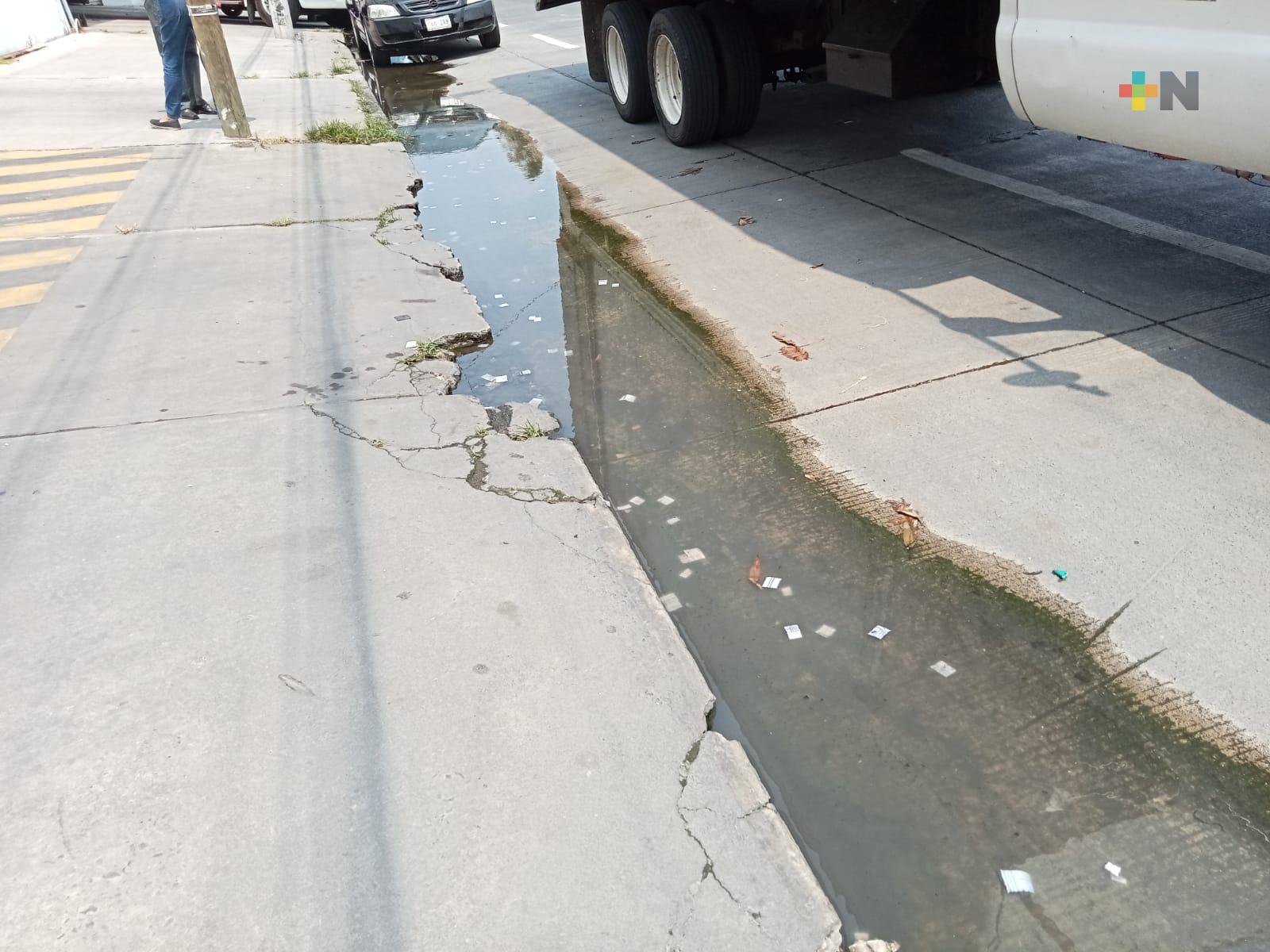 Sin atención fuga de aguas negras en avenida Miguel Alemán de la ciudad de Veracruz