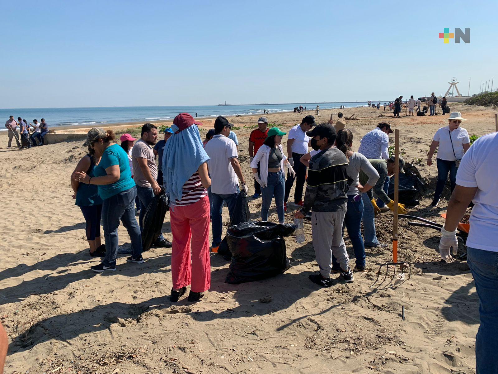 Limpian playas de Coatzacoalcos ante la cercanía de Semana Santa
