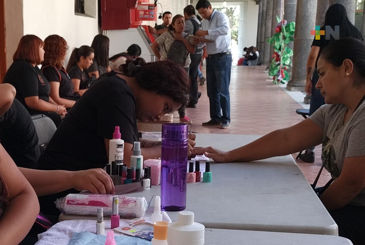 Estudiantes ofrecen servicios estéticos en Coatepec