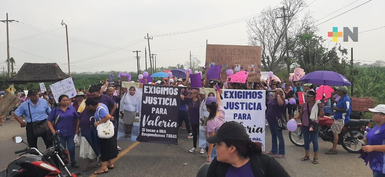 Bloquean carretera Martínez-San Rafael; se manifiestan por muerte de joven