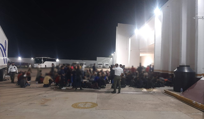 Rescata INM a 343 migrantes extranjeros en caja de tráiler abandonado en Veracruz