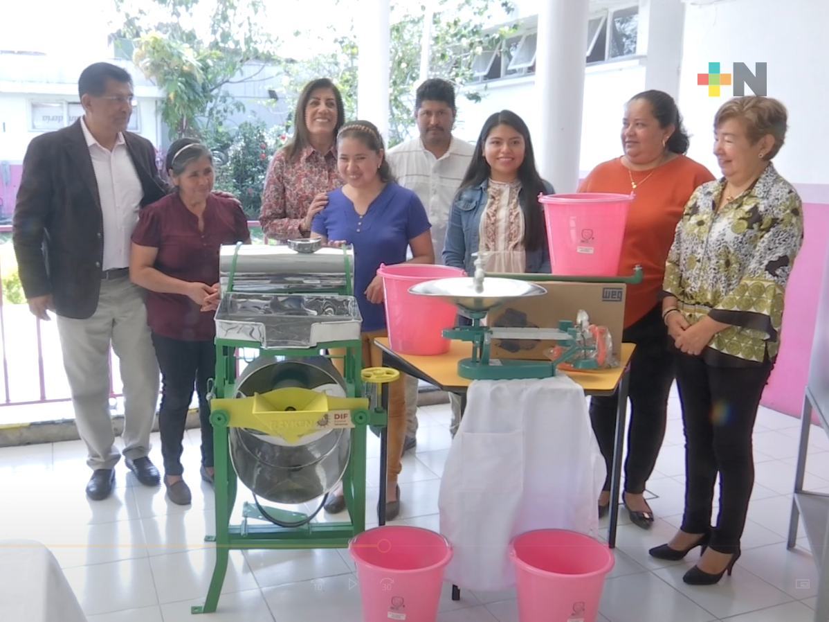 Entrega DIF de Coatepec maquinaria a 16 familias para proyectos productivos