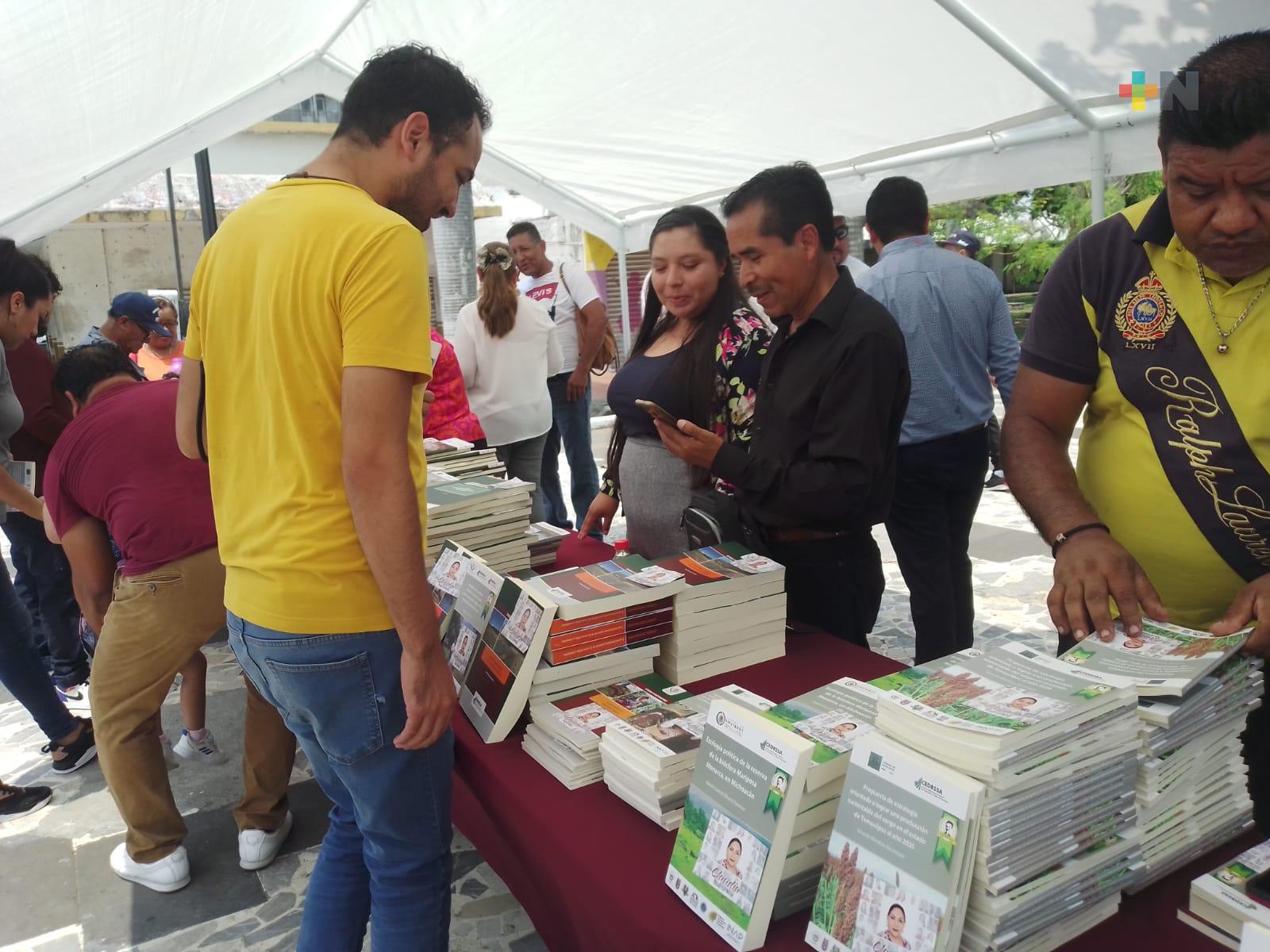 En municipio de Veracruz, Claudia Tello regala libros a ciudadanos