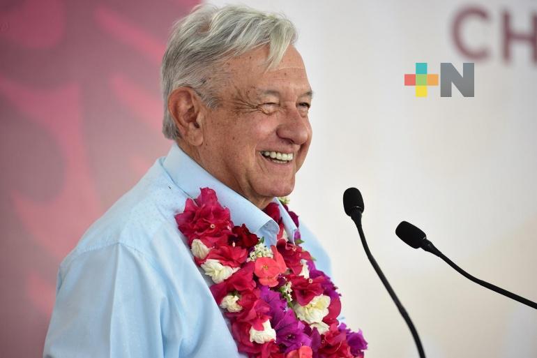 Caminos pavimentados comunicarán todas las cabeceras municipales de Oaxaca: AMLO