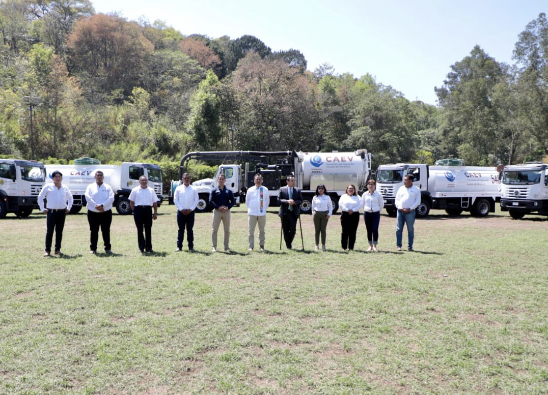 Entrega gobierno estatal nueve camiones cisterna para distribución de agua potable