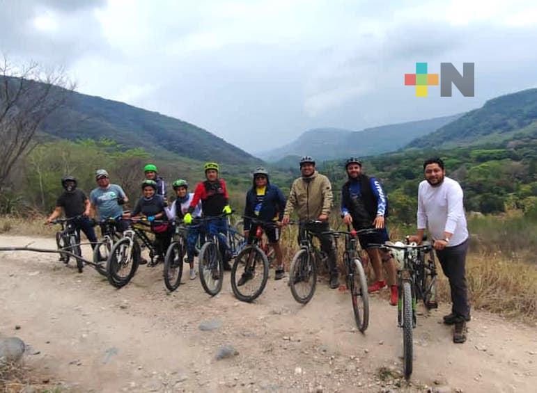 Cuitláhuac García disfruta paisajes espectaculares, recorriendo en bicicleta, veredas y caminos