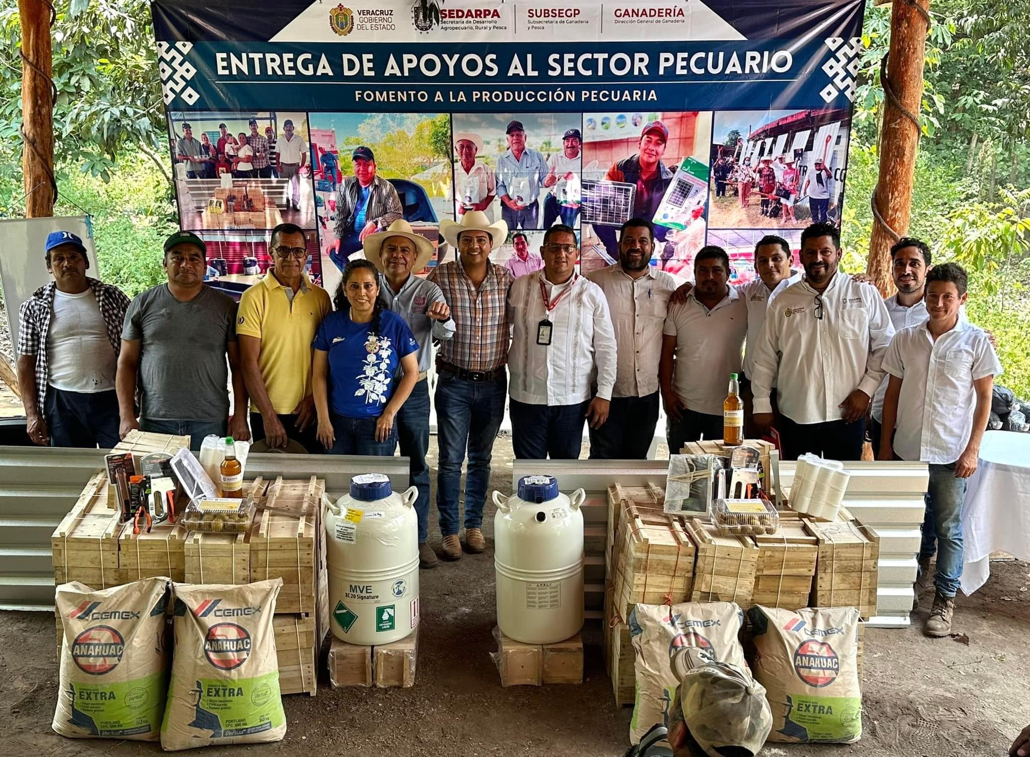 Entregan insumos a ganaderos y meliponicultores en Catemaco