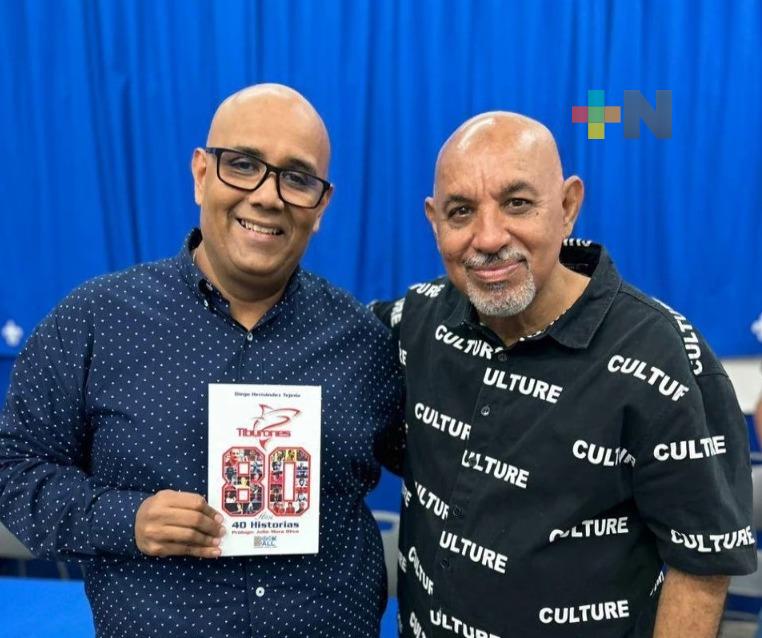 Diego Hernández presenta libro «Tiburones: 80 años, 40 historias»