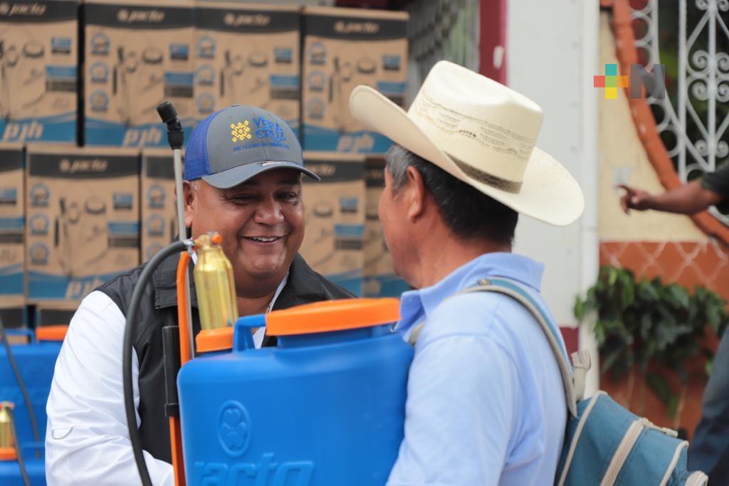 Eric Cisneros entrega Apoyos funcionales para el campo, en Totutla
