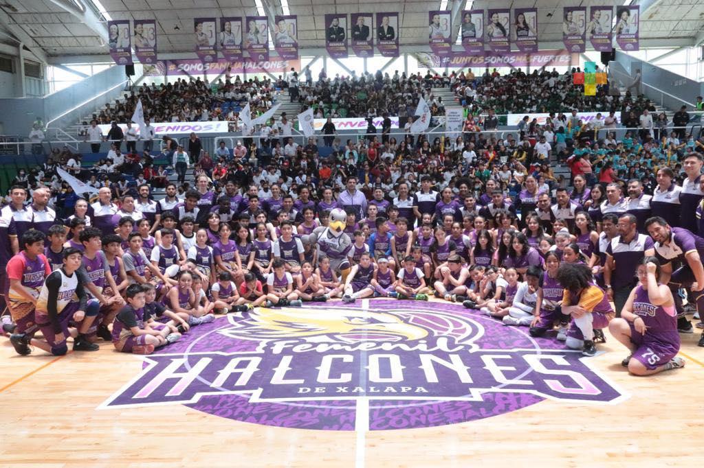 Gobernador Cuitláhuac García presente, apoyando a los Halcones de Xalapa
