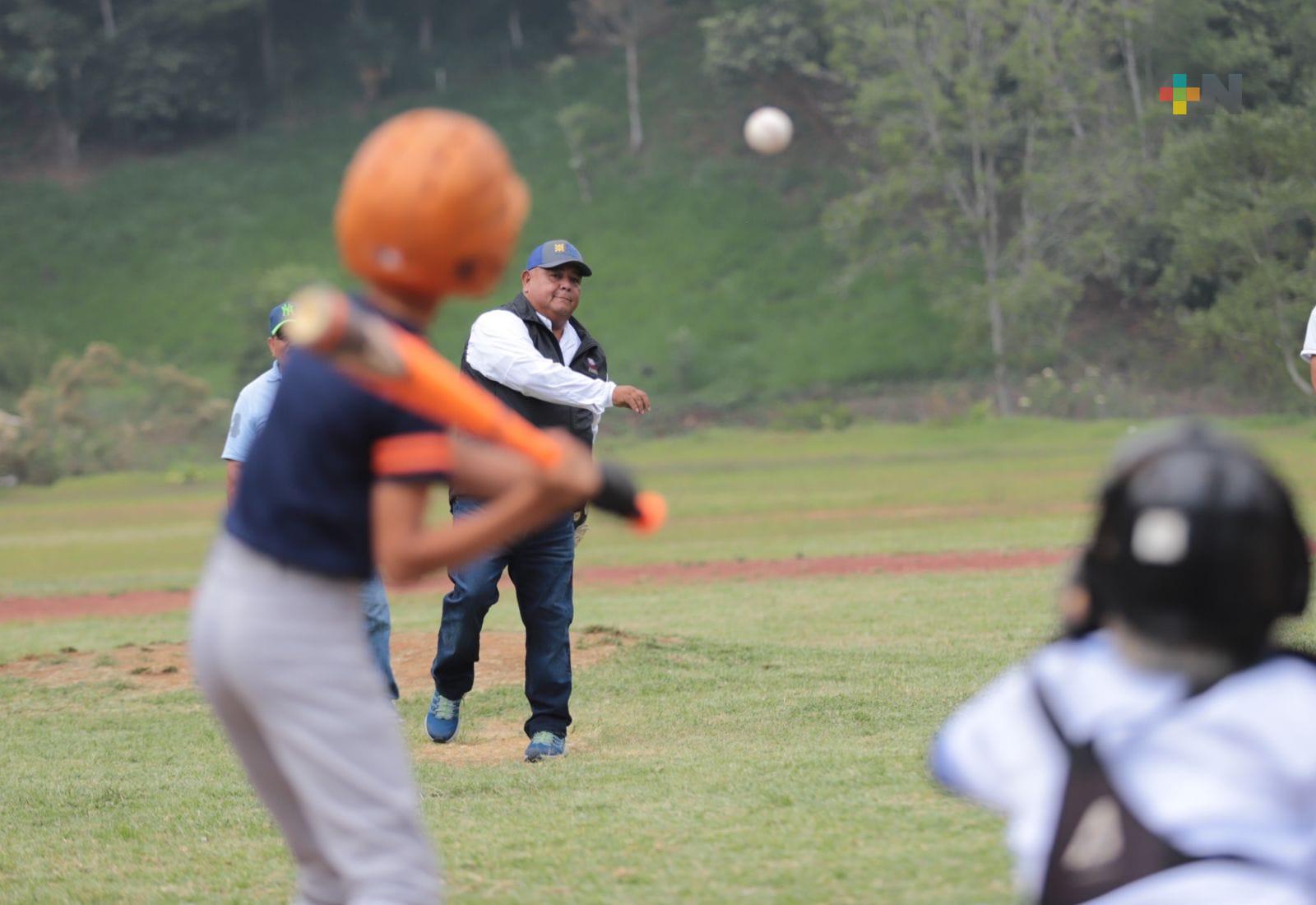 Secretario de gobierno, Eric Cisneros apoya a equipos de beisbol en Totutla