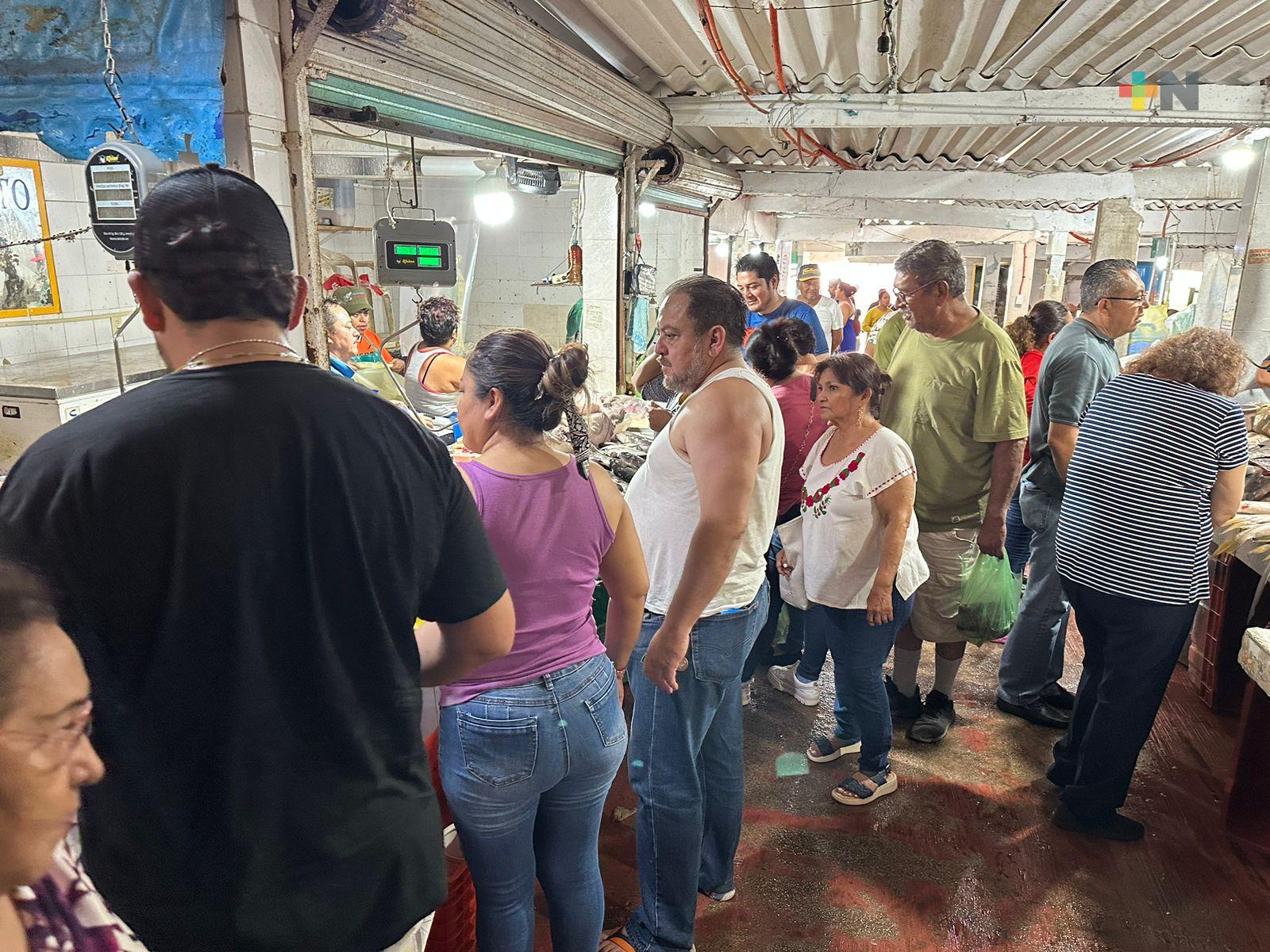 Aumenta afluencia de personas en Mercado de Mariscos de Coatzacoalcos
