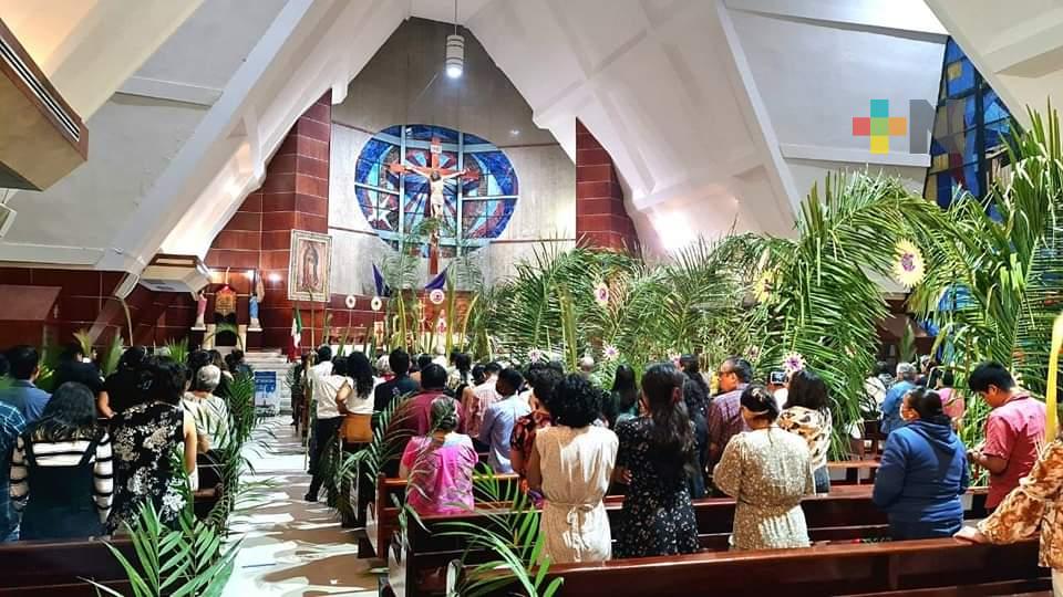 Familias conmemoran Domingo de Ramos en catedral de Coatzacoalcos