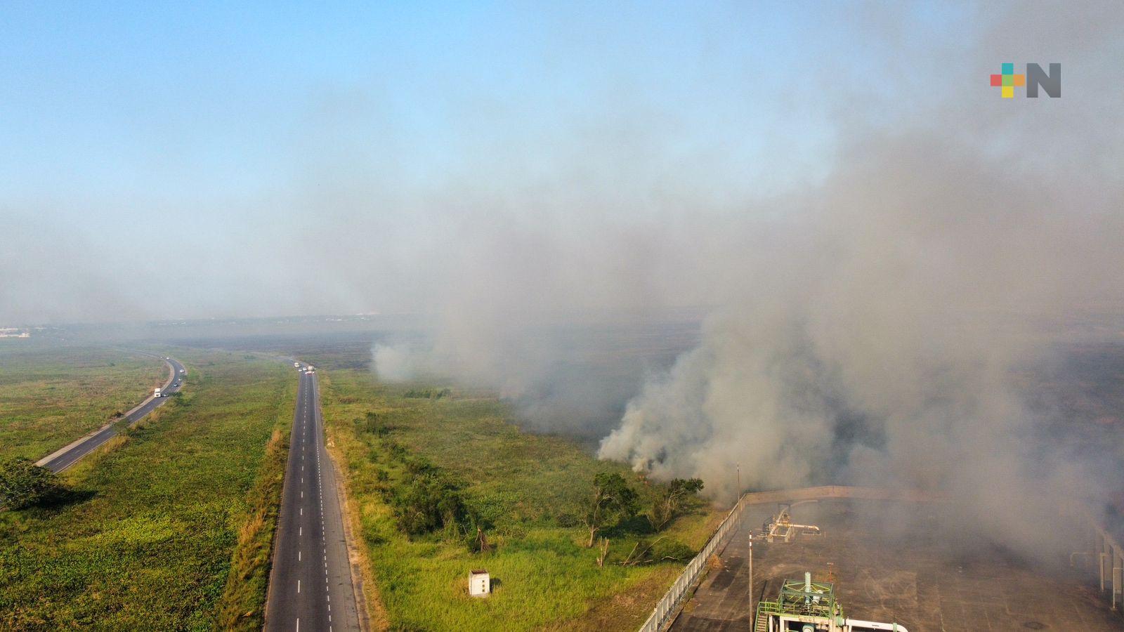 Controlan incendios de pastizales en Minatitlán y Acayucan