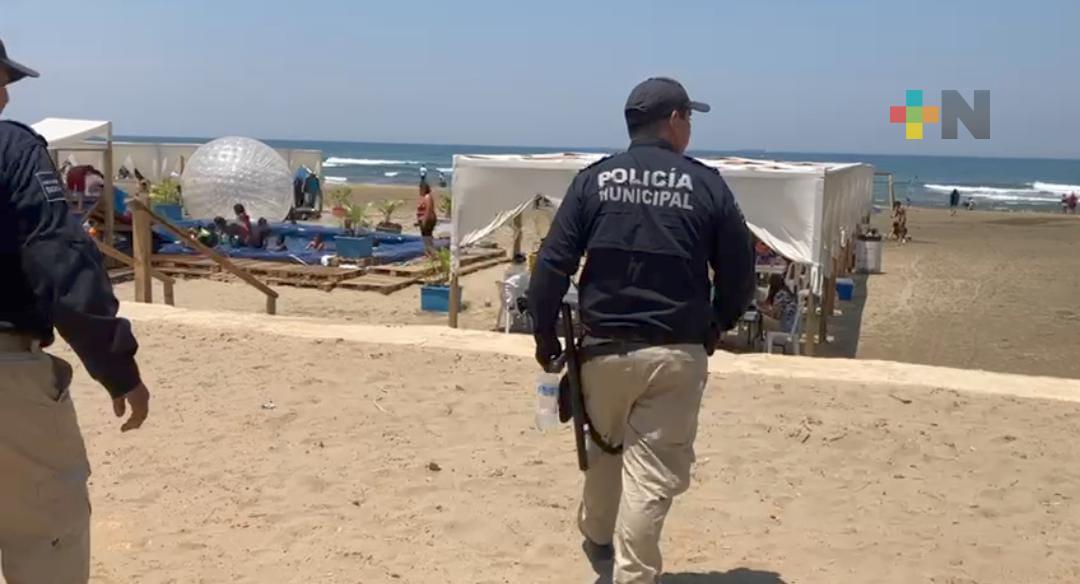 Policía municipal brinda ayuda a turistas en playas de Coatza