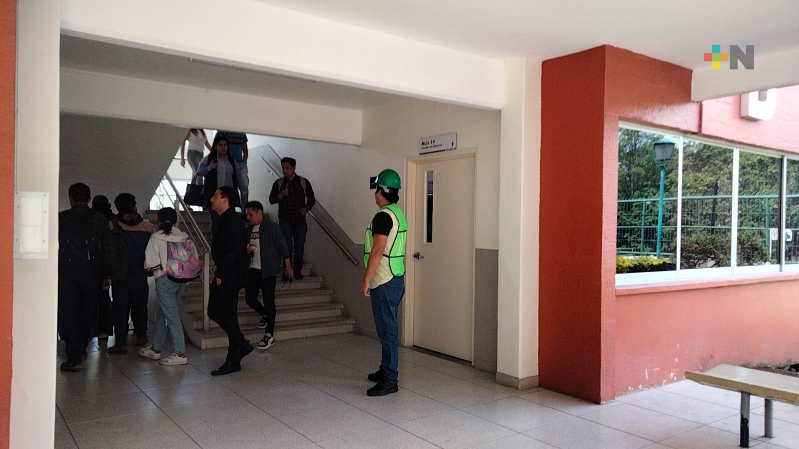 Realizan simulacro de sismo estudiantes del sistema abierto de la UV