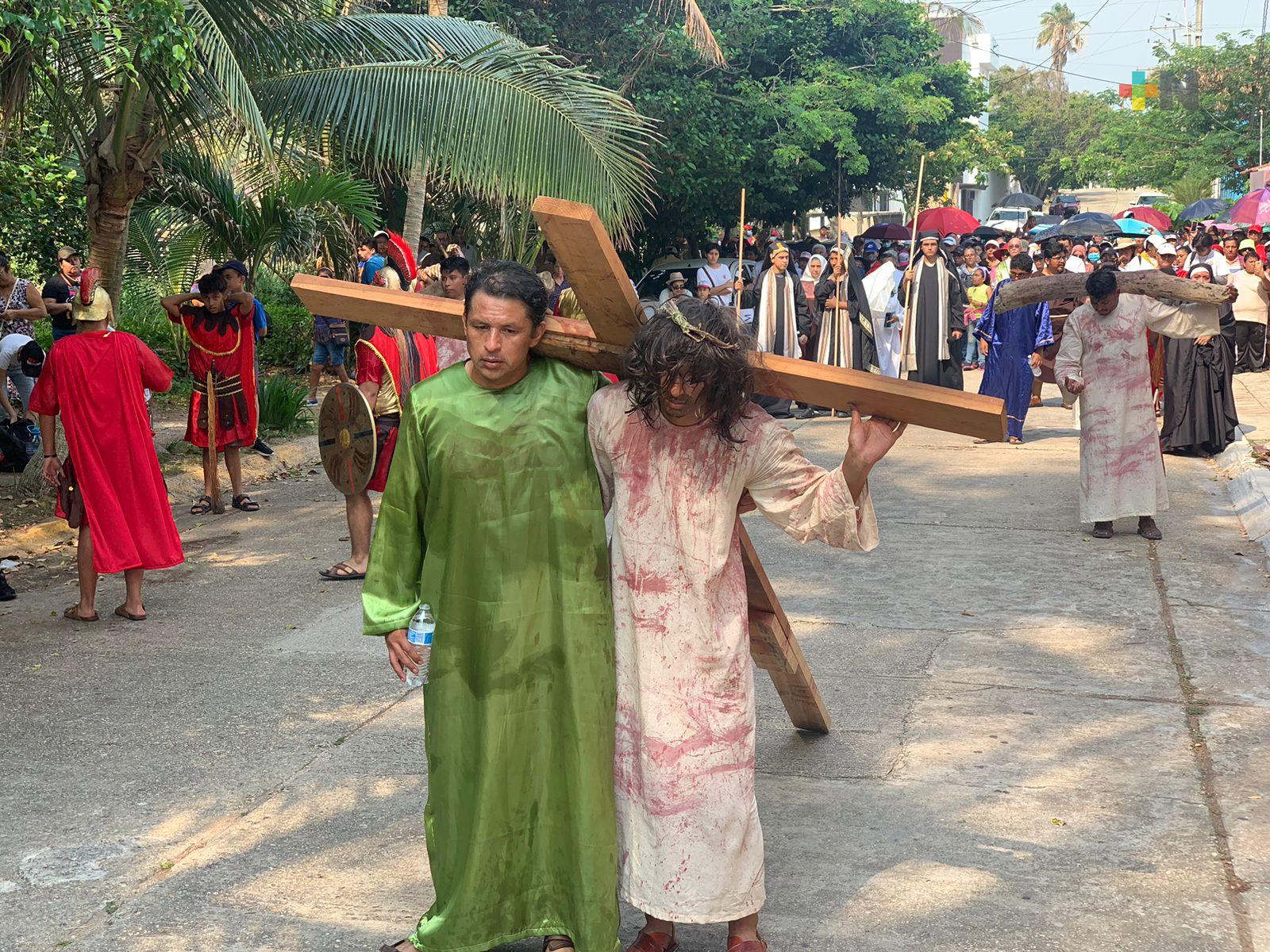 Con gran fervor, cientos de fieles participan en Viacrucis de Coatzacoalcos