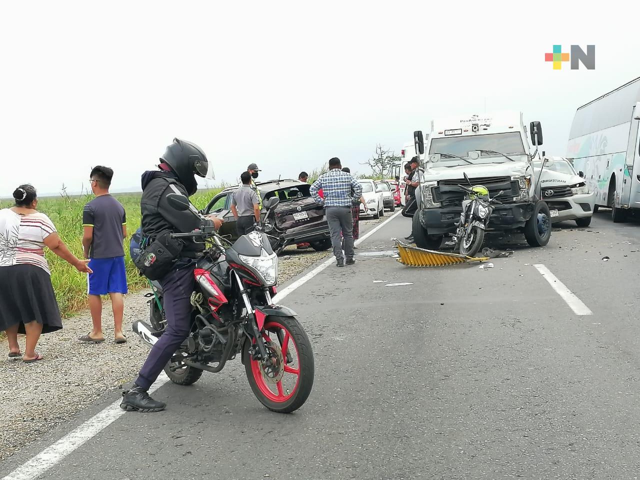 Afecta accidente vehicular circulación en carretera Coatza-Mina