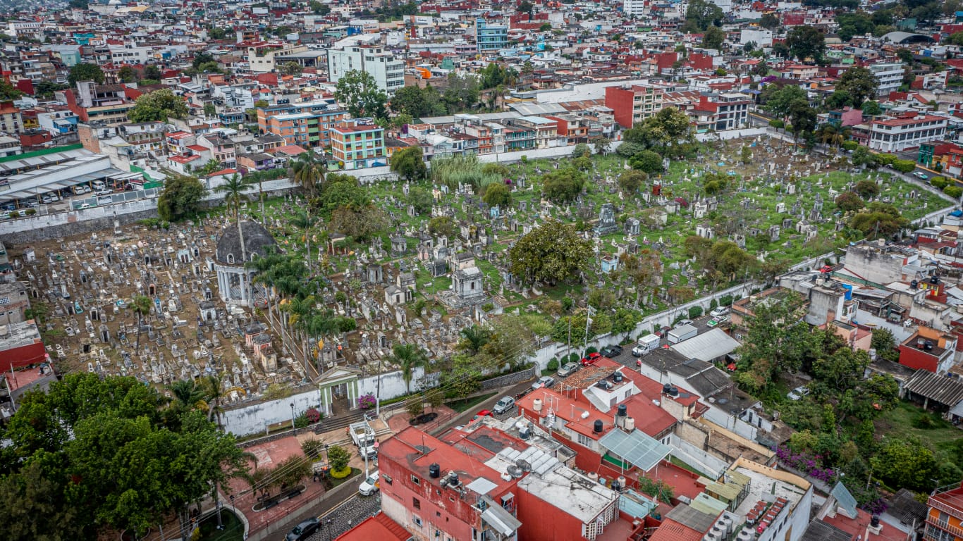 Realiza ayuntamiento trabajos de limpieza en cementerio de 5 de Febrero