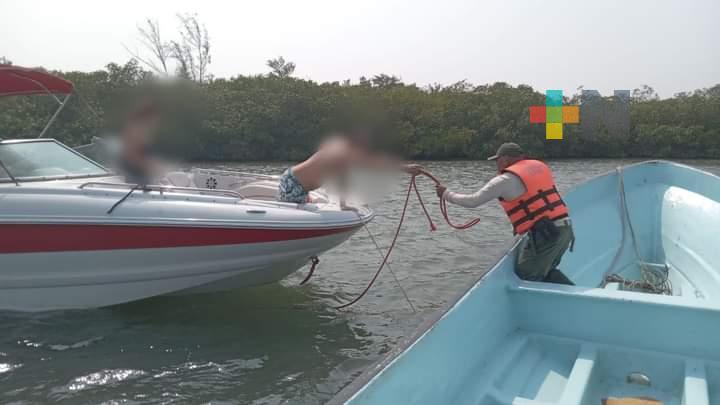 Ayuda Fuerza Civil a personas varadas en laguna de Mandinga