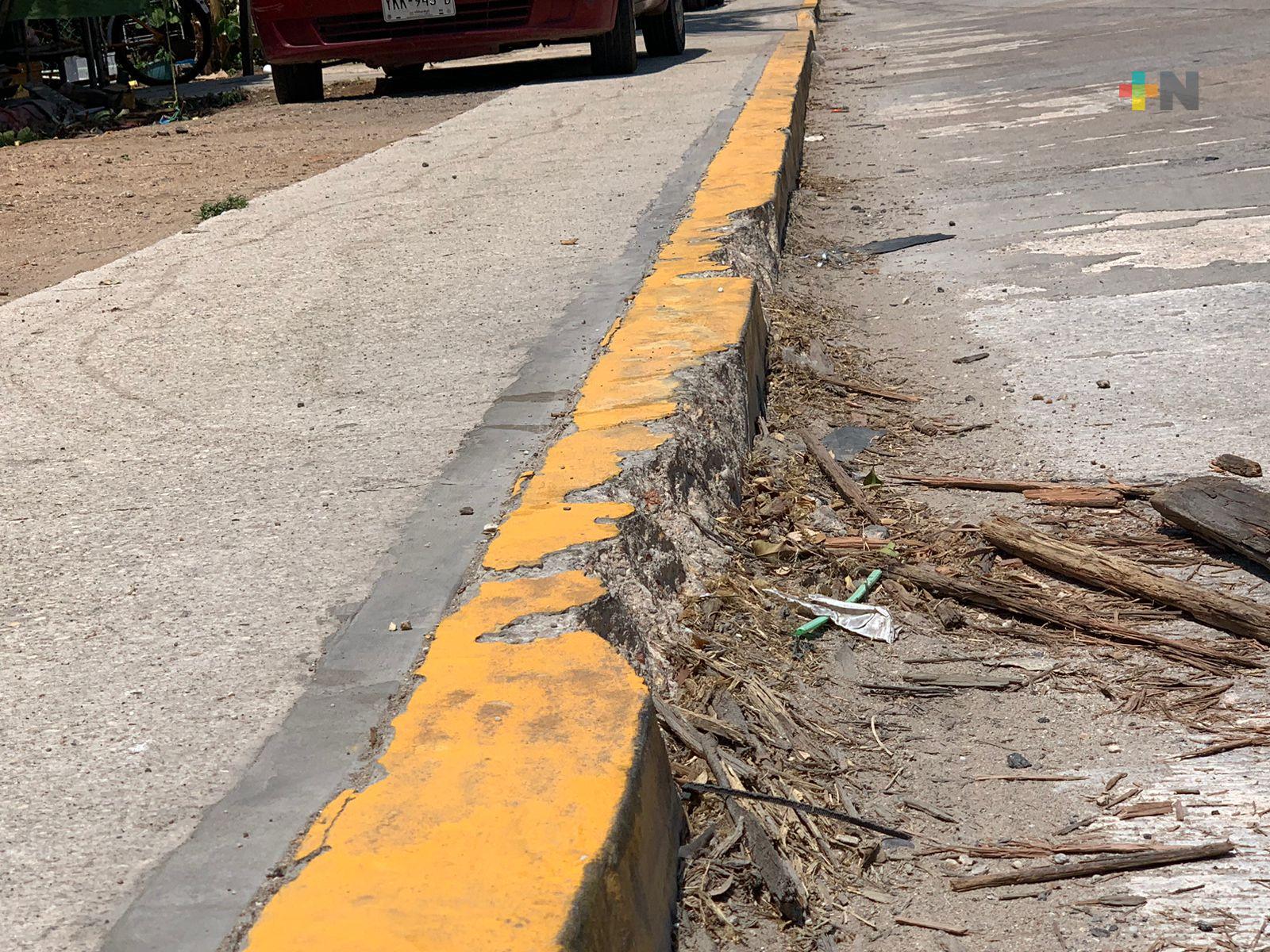Traileros dañan banqueta de obra que aún no se inaugura en Coatza