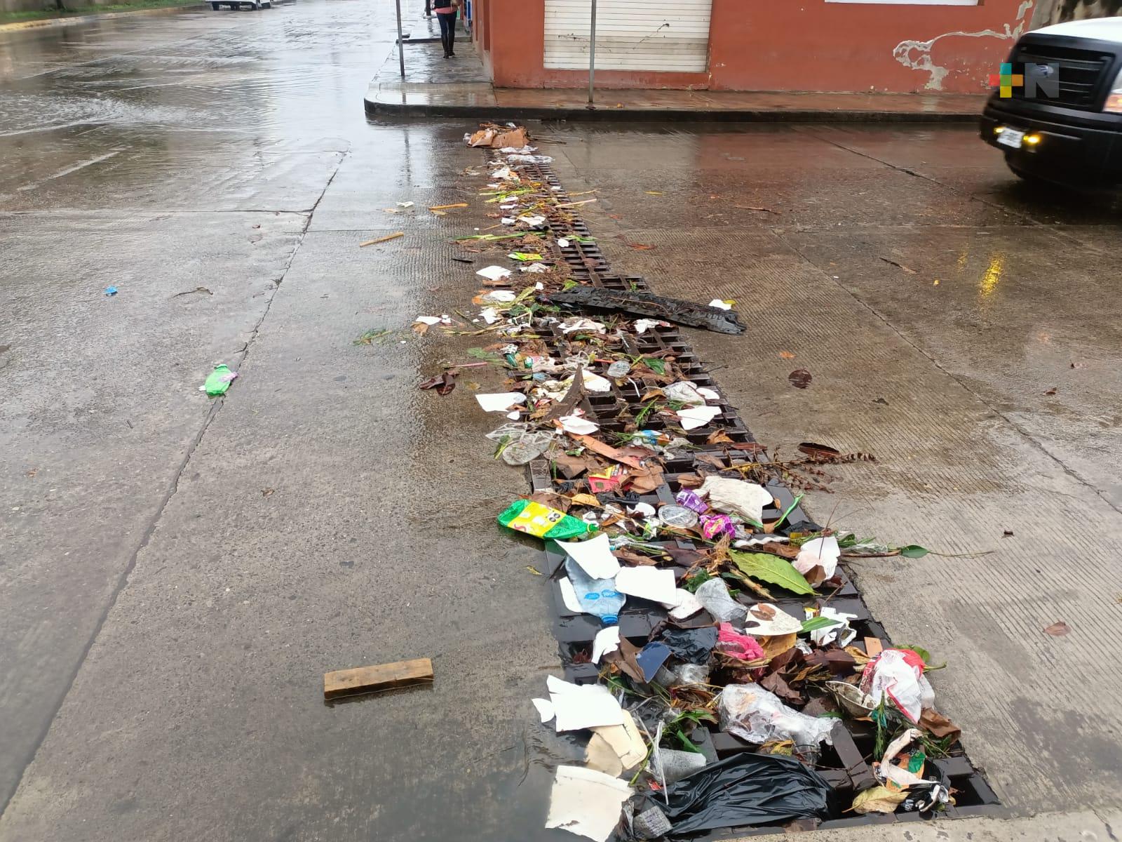 Basura tapa drenajes pluviales y anega vialidades de Martínez de la Torre