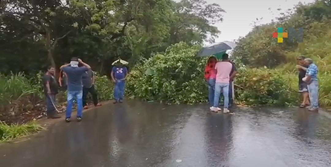 Habitantes de Ixhuatlán del Sureste bloquean carretera para pedir su reparación