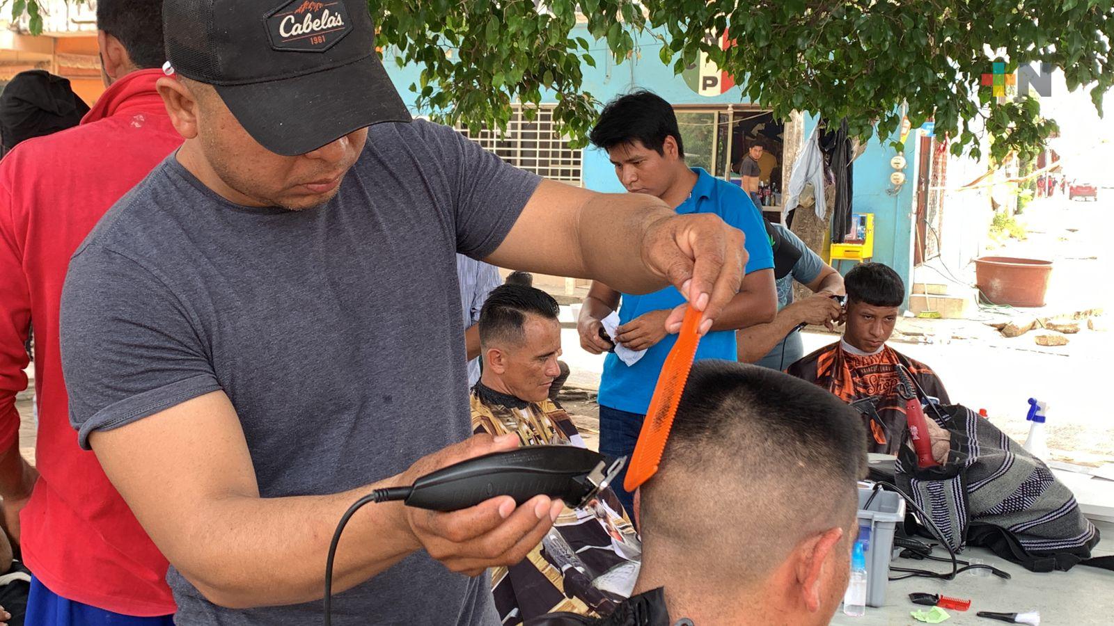 Escuela de barbería brinda cortes gratuitos a migrantes en Coatzacoalcos