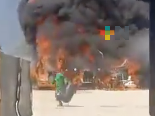 Se registra intenso incendio en corralón de trailers, en Las Choapas