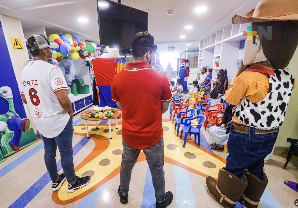 El Águila de Veracruz lleva alegría a Torre Pediátrica